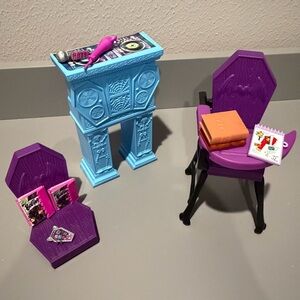 Monster High G3 Lot Of 10 Furniture & Accessories Turntable Desk Chair Books Etc